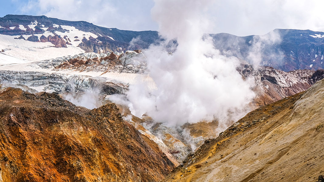 Камчатка — необыкновенный край вулканов и кипящих гейзеров в окружении гор и океана