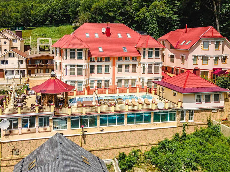 Отдыхать ни в чем себе не отказывая: 16 роскошных отелей Красной Поляны с бассейнами и спа